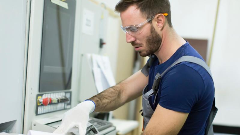 Image d'illustration du métier LE MÉTIER DE TECHNICIEN DE MAINTENANCE DES SYSTÈMES D'IMPRESSION 
